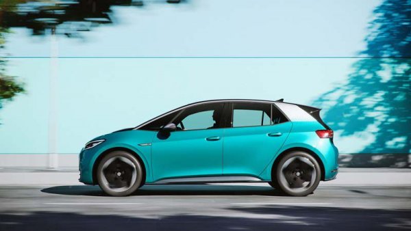 Първият специално проектиран електромобил на VW дебютира официално миналата есен във Фракфурт, но проблеми със софтуера и електронните системи отложиха старта на продажбите, а сега в уравнението се намесва и коронавирусът. Все пак I.D.3 трябва да се появи в шоурумите в близките месеци.
