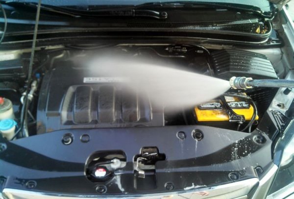 Неведнъж сме писали за рисковете при миене на двигателя. Един от тях е струята вода да повреди елементите на запалителната система. Тогава образуването на искра в цилиндрите става с прекъсвания, а невъзпламенилите се газове се натрупват в катализатора, докато накрая не се взривят. Това запалва или отлаганията по дъното на катализатора, или термоизолацията на моторния отсек. Или и двете. 
