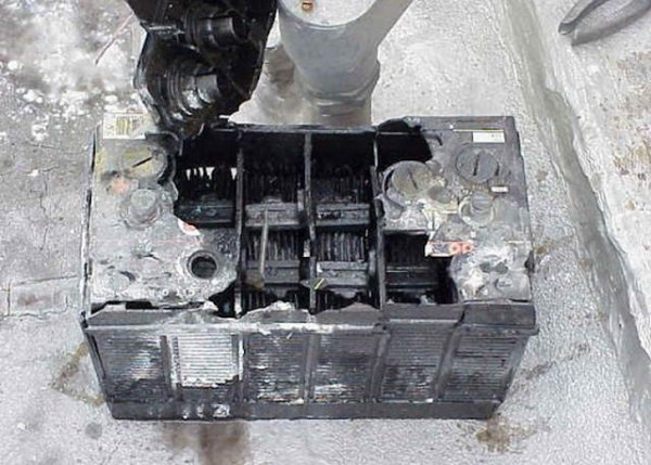 При зареждане на акумулатора или подаване на ток с кабели към друга кола се отделя водород. Ако се появи искра, той може да се възпламени и целият акумулатор да гръмне, откъсвайки капака си. Оттам може да тръгне огън и по другите горими елементи в моторния отсек. При подаване на ток спазвайте правилната последователност (в линка под статията) и се стремете да не допускате искри. 
