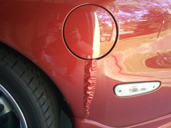 Това е рядкост, но все пак се случва: ако резервоарът е напълнен догоре и след това колата е оставена да стои под силно слънце, горивото вътре се разширява и може да започне да изтича от гърлото. Много съвременни автомбили имат защита срещу такова събитие, но и немалко нямат. А изтеклият бензин може да бъде възпламенен от случайна искра, хвърлен фас и дори от слънчев лъч, фокусиран през стъкло или пластмасова бутилка. 
