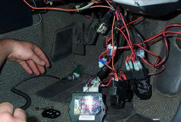 Изкушението да допълните колата си с по-мощна аудиоуредба или информационна система е разбираемо. Но работата трябва да се свърши професионално. Допълнителните системи черпят енергия от електрическата система на автомобила, която невинаги е предвидена за това. Те може да работят под различно напрежение, но всъщност най-често проблемите идват от неумел монтаж. В наши дни много хора се насочват към бизнес с такива системи, без да имат особен опит с тях. Избирайте надеждни фирми. 
