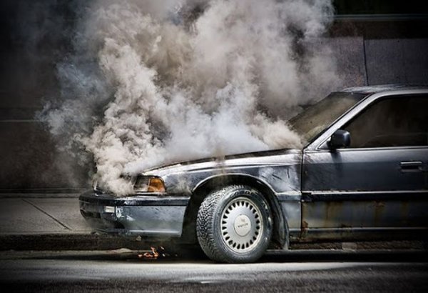 То е достатъчен проблем и само по себе си, защото често води до сериозни увреждания по цилиндровия блок и буталата. Но в редки случаи прегрелият мотор може да предизвика и пожар в отсека, подпалвайки уплътнения и други горими елементи. 
