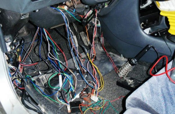 Не само монтирането на ново стерео води до проблеми. Всякакви неумели поправки по електрическата система биха могли да предизвикат къси съединения и пожар. Внимавайте всички проводници да са в добро състояние, по местата си и да са добре изолирани. 
