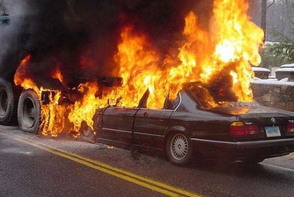 Една от по-честите причини за пожар - макар и не чак толкова честа, колкото бихте си помислили от холивудските филми, в които всяка катастрофа задължително завършва с огнено кълбо. 
При определен вид удар може да се пробие резервоарът или горивопроводът, а изтичащият бензин да се възпламени от някоя искра от повредената електрическа система. Затова много от по-новите модели прекъсват автоматично горивоподаването при удар. 
