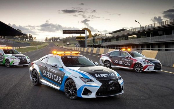 Изборът на японския Lexus RC F за сейфти кола на австралийските серии V8 Supercars, в които участват само домашни марки изглежда доста спорен.

Но пък машината има всички съставки, за да се справи със задачата в лицето на 5-литров V8 с 477 к.с. Както и с удачните окраски, аварийната лампа на покрива, спортните седалки и колани и предпазната клетка.