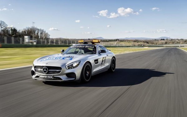 Mercedes е доставчик на автомобили за сигурност във Формула 1 от 1997 година насам, като от 2015 година насам на служба е Mercedes-AMG GT S. Официалният Safety Car пилот Бернд Майландер е помогнал да се разработи автомобилът, благодарение на огромния си опит.

Двигателят на специализираната кола е стандартния, но тя се отличава от конвенционалния модел по карбоновата издатина на покрива, върху която са монтирани аварийните лампи. Самият елемент е специално изработен така, че да минимизира съпротивлението, а в самата аварийна лампа има монтирана телевизионна камера.