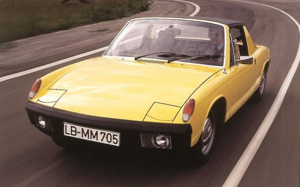 Макар Porsche 911 да е по-честият избор на кола за сигурност от средата на 70-те години насам, 914 със средноразположения си двигател се използва по-отдавна от по-известния си родственик. Именно 914 е първият автомобил за сигурност, използван във Формула 1, като боядисаната в ярък жълт цвят машина се появява през 1973 година, по време на Гран при на Канад, управлявана от Еди Витцес.
Когато Джоди Щрекер и Франсоа Север катастрофират в тази надпревара, 914 повежда конвоя от болиди, докато спасителният екип се справи с проблема. 

Междувременно, обаче, настава спор, след като колата за сигурност застава пред грешния състезателен болид, позволявайки някои от претендентите в надпреварата да спечелят една обиколка пред съперниците си.