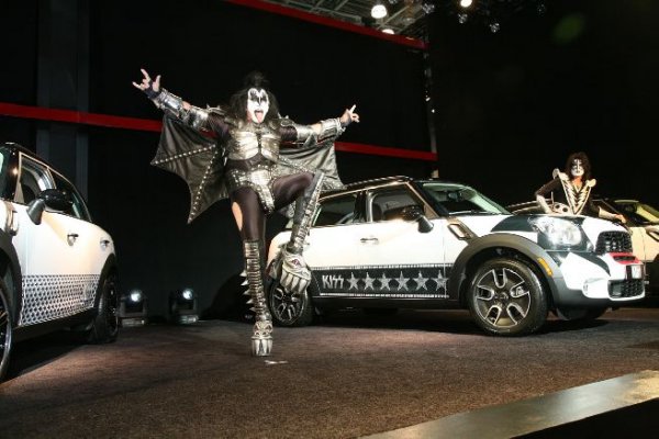 Четири Mini Countryman изрисувани в стила KISS. Създадени са с благотворителна цел за децата на Япония, пострадали от земетресението и последвалото опустошително цунами.