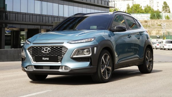 Първото поколение на Hyundai Kona обикновено е добре оборудвано и маневрено, но интериорът му е доста тесен. Освен това, окачването му е малко по-твърдо от очакваното.

Плюсове: добра динамика, богато оборудване.

Недостатъци: не е много практичен, возията е малко груба
