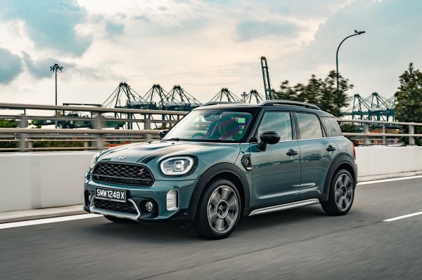 Второто поколение на Mini Countryman е стилен премиум кросоувър с перфектно настроено шаси. Моделът има висококачествен интериор и широка гама от бензинови, дизелови и хибридни версии.

Плюсове: отлично управление, мощни двигатели, висококачествен интериор.

Недостатъци: твърдо окачване, малко място на задните седалки.
