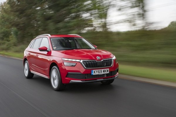 Skoda Kamiq има нисък пътен просвет, но пък е много просторен. Кросоувърът може да се похвали с икономични турбо двигатели и доста висококачествен интериор.

Плюсове: просторен интериор и багажник, висококачествени материали в салона, добро окачване.

Недостатъци: лошо оборудване, малък клирънс.
