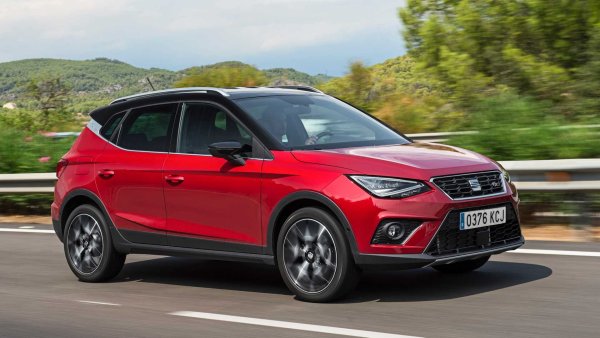 SEAT Arona е по-емоционалният брат на Skoda Kamiq. Той е почти толкова просторен, но пък по-интересен откъм управление. Двигателите му са мощни и икономични.

Плюсове: добро окачване, голям багажник, много добър 1,0-литров бензинов двигател.

Недостатъци: средно качество на материалите в салона, лоша шумоизолация, не е най-надеждният.