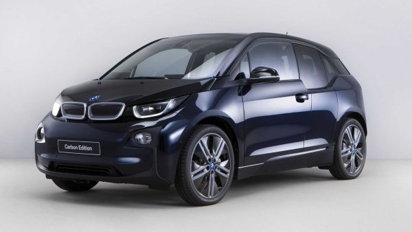 Сбогом i3, здравей iX. С новия и подобрен електрически кросоувър на BMW на пазара, компанията официално прекрати производството на хечбека i3 за моделната година 2022. Ограниченият обхват на i3 (246 км при топ-версиите) и остарелият интериор означават, че е крайно време за промяна. За разлика от i3, кросоувърът iX предлага 450 км и страхотен интериор.