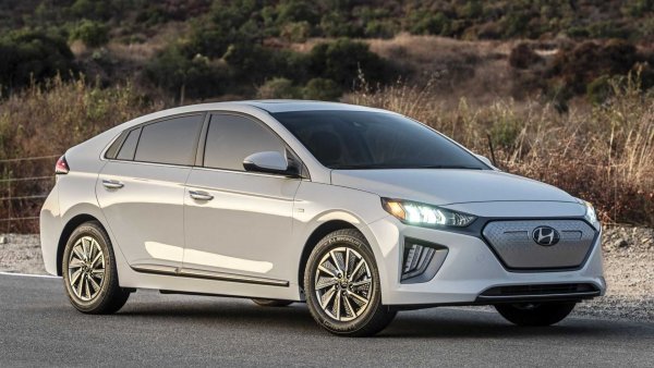 С редица нови електромобили, които вече са в продажба или са на път към дилърите - като Ioniq 5 например, Hyundai опростява своята гама. По този начин седанът Ioniq Electric върви към пенсиониране. Различните хибриди обаче ще продължат да се предлагат и занапред. 