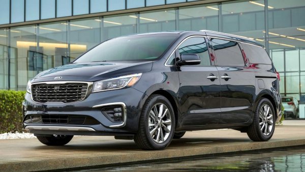 В случая става въпрос за любопитен подход от страна на корейския производител. Той се отказа от популярния миниван Sedona, който беше на пазара в продължение на 24 години, но това е само на думи. Всъщност Sedona се превърна в Carnival, който заема място в гамата на компанията.