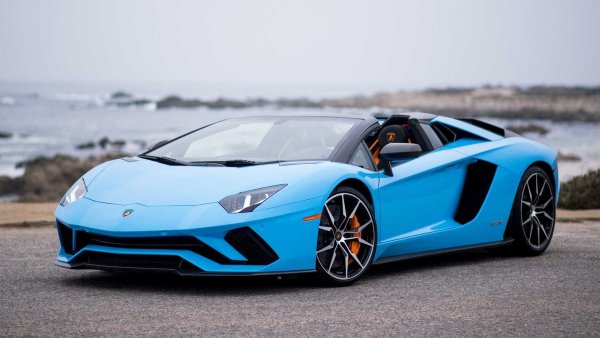 Италианската компания вече обяви, че спира производството на суперколата с V12 двигател, което продължи 10 години. Lamborghini дори предложи прощална версия - Ultimate Edition, а мястото на Aventador ше бъде заето от нов модел. Той, както и всички настоящи коли на марката, ще получи хибридно задвижване.