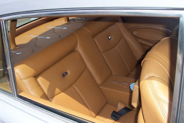 Американски ентусиаст е поставил на негово място никелиран, Hemi агрегат с двойна нитро система, произвеждащ 1350 конски сили.