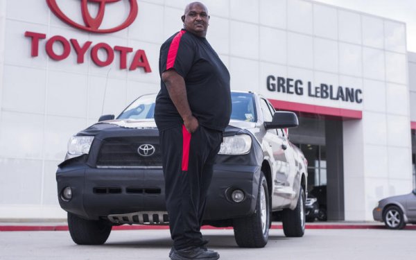 Виктор Шепърд работи във фирма за доставки, като купува тази Toyota Tundra като нова през 2007 година. За 9 години той успява да навърти 1 020 130 мили (1,641 млн. км), без да се налагат каквито и да е сериозни ремонти по автомобила.

Научавайки за постижението на Шепърд, японският производител му подарява чисто нова Tundra, а старата е изпратена в американския завод на компанията, където е разглобена напълно, за да се разбере, как може да бъде толкова здрава.