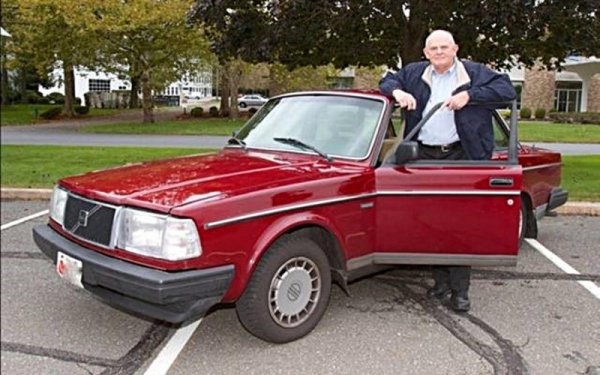 Селдън Купър изминава с първото си Volvo – модел 164E от 1967 година, близо 250 000 мили (402 000 км), като това е впечатляващо постижение дори в наши дни. През 1969 година той го заменя за 240 DL, известно с надеждния си двигател B21 на Volvo. И оттогава до септември 2012 е навъртял 1 милион мили (1,6 млн. км).

За този период са сменяни консумативи, както и елементи от каросерията, което е пострадала при сблъсък. Двигателят обаче не е пипан, а през 2015 година Купър дари колата за благотворителност.