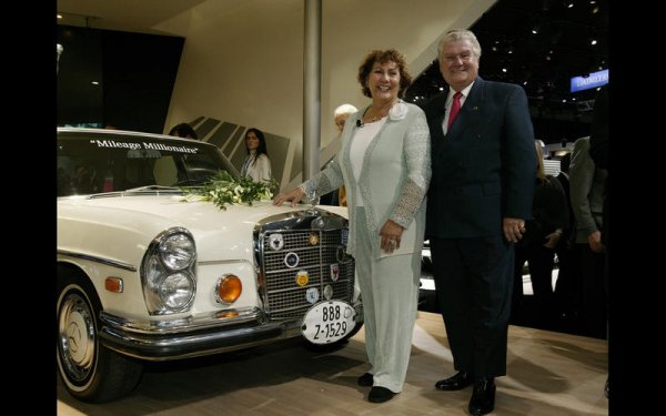 Джордж и Луистела Кошел от Ориндж Каунти (Калифорния), купуват своя Mercedes 280 SE като нов в Германия през 1970 година. Те изминават 1 019 000 мили (1,639 млн. км), преди да върнат колата на компанията-производител, която, на свой ред, я излага сред експонатите си на автосалона в Детройт през 2005 година.

Mercedes-Benz издава сертификати за голям пробег на собствениците на своите автомобили, които са навъртели над 155 000 мили, като им дава и награда от 1 млн. марки Семейството Кошел също са сред наградените.