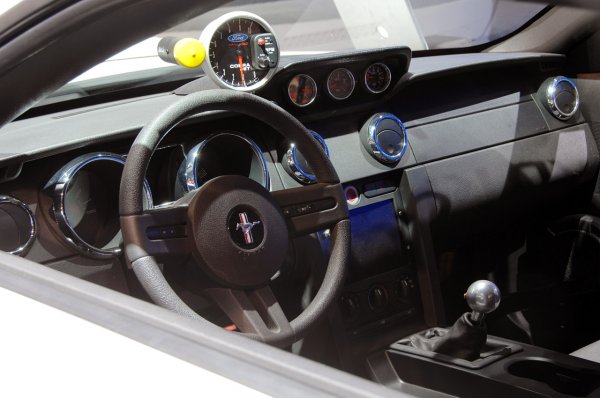 Задвижва се чрез 6 степенна механична или 3 степенна автоматична  скоростна кутия