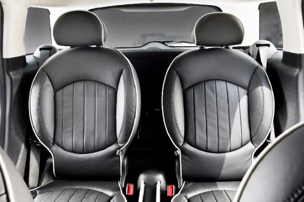 Четири Mini Countryman изрисувани в стила KISS. Създадени са с благотворителна цел за децата на Япония, пострадали от земетресението и последвалото опустошително цунами.