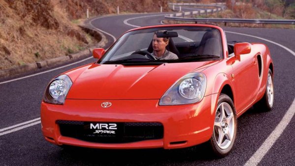 Безукорна като механика и пътно поведение японска спортна кола, чието име е съкращение от Midship Runabout 2-seater. За нещастие на френски MR2 се произнася като merde и merdue - две думи, много тясно свързани с отделителната система при човека. 
