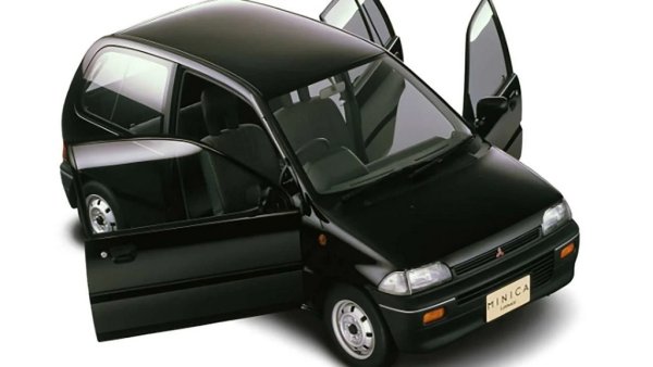 Mitsubishi хвърлиха години усилия да разработят този интересен като концепция хечбек. И после захвърлиха труда си на боклука, като го нарекоха Lettuce - маруля (на някои пазари - Minica Lettuce). Дори и в списъка на продуктите за салата могат да се намерят поне дузина по-интересно и привлекателно звучащи имена. 
