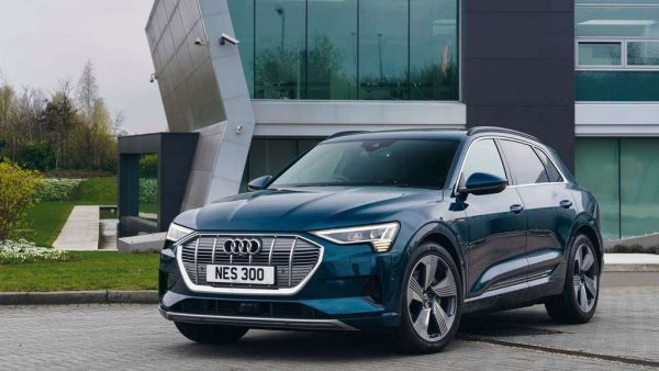 Първото електрическо Audi се произвеждаше в завода на компанията във френскоезичната част на Брюксел. Някой от работниците можеше да се престраши и да каже на германските шефове, че на френски etron значи... фъшкия. 
