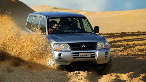 Вече ви казахме за злополучния превод на това име на испански. Името Pajero, което на български произнасяме "паджеро", идва от названието на една южноамериканска дива котка. Но на испански се чете "пахеро" и означава човек, чийто сексуален живот включва само него и дясната му ръка. 
