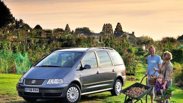 Този миниван звучи особено комично на български - и сякаш намеква, че онзи, който е инвестирал солидна сума в покупката му, е истински шаран. В англоезичния свят пък името Sharan твърде напомня женското име Шарън, което не се свързва с особена грация и елегантност (въпреки Шарън Стоун). 
