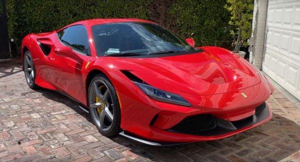 Трудно може да бъде отделен конкретен модел на Ferrari, тъй като всички те са много надеждни. Това се отнася най-вече за автомобилите, произведени след 2010 години, които по този показател не отстъпват на най-добрите и качествени модели на пазара. И се оказва, че покупката на Ferrari вече не е такава лудост, стига да можете да си го позволите.

Освен това, отдавна отмина времето, когато Ferrari третираше своите клиенти като боклук. В днешно време компанията предлага 3-годишна, неограничена от пробег гаранция и 7 години безплатна поддръжка за всеки един от новите си автомобили. Срещу 5000 долара можете да удължите гаранцията до 15 години. 