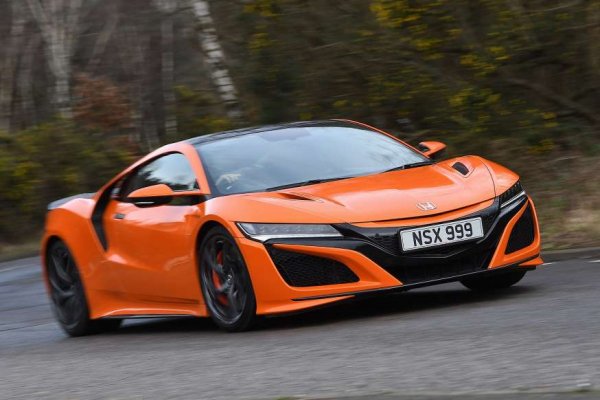 Този хибриден суперавтомобил има 3,5-литров V6, подсилен от два турбокомпресора, плюс три електромотора - един помага на двигателя да задвижва задните колела, а другите отговарят за всяко от предните. Това спомага за мощност от общо 582 коня. NSX може да се движи из града само на ток за кратки интервали. 
Плюсове - бърз; тих в града; добра позиция за шофиране.
Минуси - по-бавен от спортните си конкуренти; не вози и не се управлява като най-добрите; лоша инфотеймънт система.
