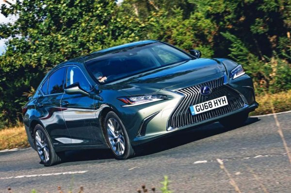 Съвременните луксозни седани са склонни да използват дизелови двигатели, но ES е различен, като комбинира 2,5-литров бензинов агрегат с електромотор. Този подход ражда автомобил, който шепне из града и по магистралата, но е малко шумен при ускорение.
Плюсове - ниски разходи; доста място за краката; изненадваща пъргавина.
Минуси - хибридната система е шумна, ако бързате; малък багажник без сгъваеми задни седалки; разочароващ инфотейнмънт. "Близнакът" Toyota Camry е по-евтин. 
