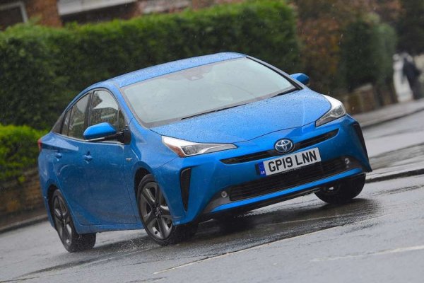 Най-новият Prius е значителна крачка напред за най-продавания хибриден автомобил в света, както по практичност, така и по отношение на шофирането, което му позволява да се конкурира директно с ДВГ съперници като Ford Focus и Opel Astra. Нещо повече - по-икономичен е дори от невероятно пестеливия си предшественик.
Плюсове - отлична икономия на горивото; изисканост в града; доста добра управляемост.
Минуси - муден извън града; посредствени спирачки; малко място за главите на пътниците отзад.
