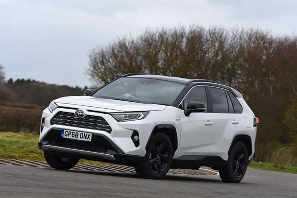 Въпреки че е голям и практичен SUV, RAV4 е най-ефективният градски автомобил, тестван от британските експерти. Много от съперниците са по-добри за шофиране и информационно-развлекателната система е сложна за използване, но невероятната икономия на гориво на RAV4 прави недостатъците му лесно пренебрежими.
Плюсове - невероятно нисък разход на гориво и емисии CO2; голяма надеждност, запазва висока цена на вторичния пазар.
Минуси - ужасен инфотейнмънт; ДВГ конкурентите имат по-добра управляемост; няма версия със 7 места.
