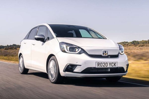 Най-новият Jazz е малка кола, която обаче осигурява невероятно много място за пътници и багаж, а уникалните и страхотно гъвкави задни седалки още повече допринасят за нейната практичност. Това не е най-забавната кола в класа си (Ford Fiesta), нито най-комфортната возия (Peugeot 208), но отличната видимост помага за доброто шофиране, а икономичността, високата цена при препродажба и нивото на оборудване също впечатляват.
Плюсове - много просторна с голяма гъвкавост на седалките; доста богато стандартно оборудване; превъзходна видимост.
Минуси - тромаво движение в града и средна управляемост; груб двигател при ускорение; висока цена на опциите.
