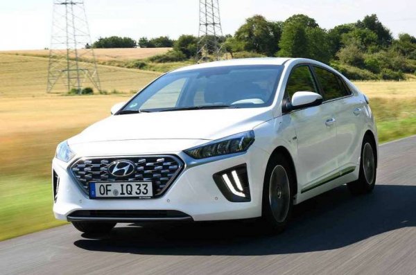 Hyundai Ioniq е отличeн автомобил за тези, които искат да си купят първи хибрид. Той съчетава ниски експлоатационни разходи и сравнително приемлива цена с успокояващо и нормално шофиране. Предлага се и като плъг-ин хибрид, ако обичате по-голям пробег, и дори като напълно електрически автомобил.
Плюсове - интериор с добро качество; ниски текущи разходи; приятен за шофиране.
Минуси - ограничено място за главите на пътниците отзад; не много стабилен в града; електрическата версия е доста скъпа.
