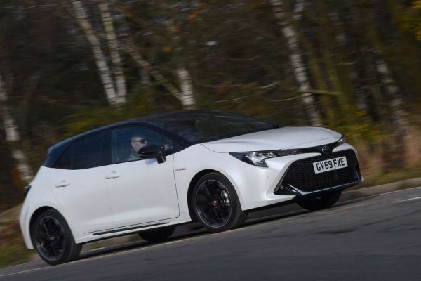 Toyota определено знае как са правят добри хибридни автомобили, защото Corolla е четвъртият модел на тази компания в списъка. Той предлага свръхнисък разход на гориво. Возията, която в миналото бе компромисна, сега е разглезваща, а базовото оборудване е доста щедро. Дори по-евтината, 1,8-литрова версия, предлага всичко необходимо.
Плюсове - наистина ниски емисии CO2; удобна возия, богато базово оборудване.
Минуси - тесен отзад; под средното ниво на инфотеймънт системата; слаба шумоизолация.
