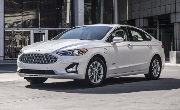 Fusion, американският модел, чиято европейска версия се нарича Mondeo, вече приключи курса – макар че продажбите през 2020 не бяха чак толкова лоши, над 160 000. Щатското поделение на Ford обаче не желае повече да се занимава с леки коли. В Европа името Mondeo най-вероятно ще остане, но върху коренно различен автомобил – повдигнато комби с кросоувър черти. 
