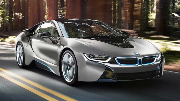 За да пуснат новия моден спортен хибрид BMW i8 на американския пазар, баварците представиха негово специално изпълнение на Конкурса за елегантност в Пебъл Бийч през август 2014 г. Създадената за този повод двувратка бе наречена i8 Concours d'Elegance Edition. И за нея платиха невероятните 764 000 евро на търг - шест пъти повече от цената на обикновен i8. Между другото, цялата сума от продажбата бе дарена за благотворителност. Най-интересното е обаче, че в този адски скъп хибрид с мощност 262 коня и максимална скорост от 250 км/ч, нямаше нищо свръхестествено. Автомобилът беше боядисан в специалния цвят Frozen Grey Metallic, а в салона имаше кожа Dalbergia Brown с контрастен шев, както и табелки и други отличителни за рядката версия знаци.