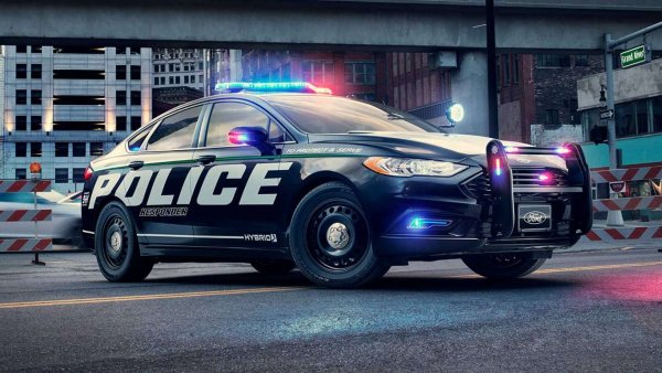 Хибридният седан Ford Fusion Police Responder няма плашещия вид на Dodge Charger, но пък има опции, които го правят идеален за преследване. Проектиран е да издържи катастрофа отзад при скорост 75 км/ч. Освен това може да измине до 25 мили само на ток.
Двигател: 2.0-литров I4 по цикъла на Аткинсън
Мощност: 188 к.с. и 174 Нм
Задвижване: Предно