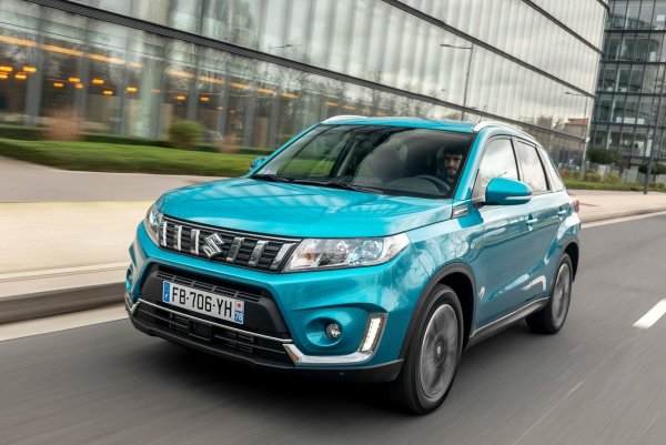 Това е първият електрифициран модел на японската марка, като е оборудван с двигател 1.4 BoosterJet, който развива 129 к.с. и работи с 48-волтова хибридна система. Скоростната кутия е механична, а задвижването е към предните колела. Разходът е 5,4 л/100 км, а обемът на резервоара - 47 литра.
