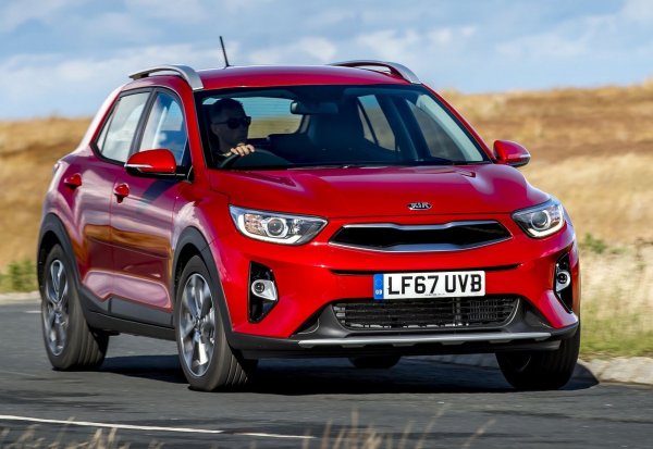 Тук на помощ идва десетичните знаци, защото, както ще видите, разлика от следващия модел е много малко. Корейският модел се предлага само с бензинови двигатели (има и версия на газ), като най-ефективен е 1,0-литровият GDI-T с мощност 120 к.с. Той също работи с мека хибридна технология, като е свързан с роботизирана скоростна кутия DCT с двоен съединител. Посоченият разход е 5,11 л/100 км, което при резервоар с 45 литра стига за повече от 880 км.