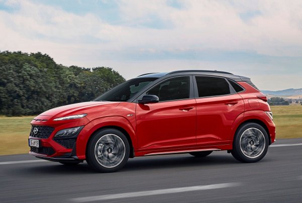 Ако очаквате да намерите тук Kona Hybrid, ще останете разочаровани, тъй като тази версия наистина може да се похвали с нисък разход - едва 5,0 л/100 км, но пък има резервоар с 36 литра. За сметка на това „лекият“ хибрид с двигател 1.0 GDI с мощност 120 к.с. и механични скорости харчи 5,46 л/100 км, но пък може да разчита на резервоар с 50 литра. И така е първият, който надхвърля 900 км пробег.