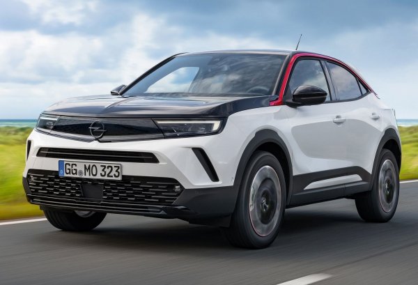 Opel се фокусира преди всичко върху ефективността за новото поколение субкомпактни и компактни автомобили, като определено това си личи най-вече при Mokka. А заслугата е на новата платформа CMP на групата PSA, позволяваща намаляване на теглото.

Превъзходството в пробега обаче се дължи и на капацитета на двигателя, който е 52 литра. Това позволява на добре познатия 3-цилиндров двигател 1.2 Turbo, който както при версиите със 110 к.с., така и при 130 к.с.q декларира 5,5 л/100 км. И така моделът постига пробег от близо 950 км с едно зареждане.