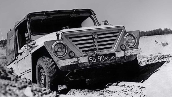 През април е подготвен първия опитен образец на всъдехода с индекс Э2121. Тази машина няма имала нищо общо с бъдещия сериен вариант. Според самите създатели, като ориентир са взети Land Rover Series II и новият Range Rover от първо поколение. 