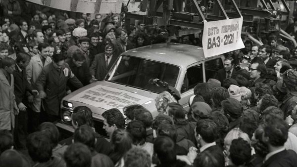 На 5 април от конвейера слиза първият автомобил от модела. Първоначално са произвеждани по 12-14 бройки на ден. Всъдеходът с пореден номер е произведен на 31 август.