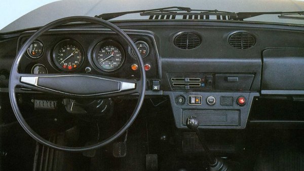 През март е произведена 10-хилядната бройка от модела, а до края на годината общият тираж преминава 50 000. Паралелно с това стартират и продажбигте в чужбина, като се пояяват специални модификации за страните от Бенелюкс и Южна Европа. Те получават 1,3-литров мотор с 64 к.с.