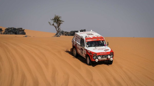 Още през 1979 г. пет екипажа на ВАЗ-2121 участват в легендарното рали &bdquo;Дакар&ldquo;, но успехие идва по-късно. През 1981 г. автомобилът печели трето място, а през 1982 и 83 г. - второ. Започва и прозиводството на модификация с десен волан.